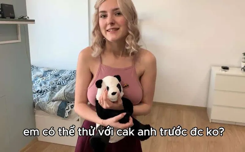 Em gái nhờ anh trai giúp vì chưa có kinh nghiệm để trả bài với bạn trai