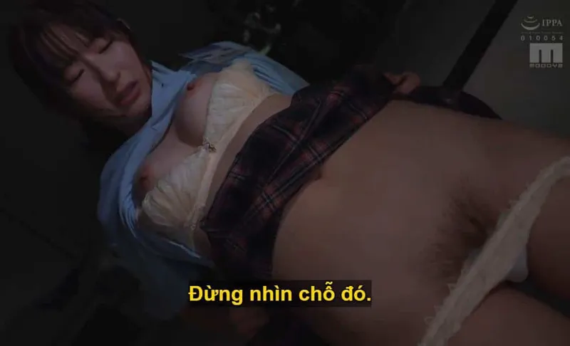 Sếp trên lập mưu xxx cô nhân viên dưới quyền kiêu kỳ lười nhác, suốt ngày bận rộn chat chit cùng người yêu.