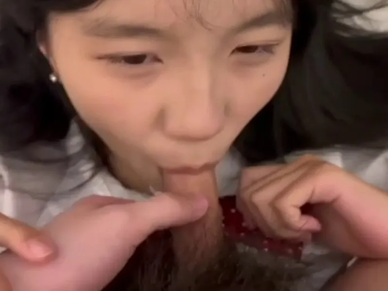 Em loli dễ thương liếm dương vật biến em thành con em đào dâm dục p2